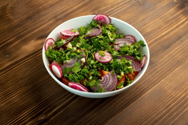Овощной салат свежего цвета на деревянной поверхности