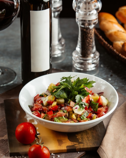 Free photo vegetable salad in the plate with wine