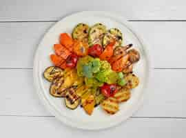 Free photo vegetable salad on a plate