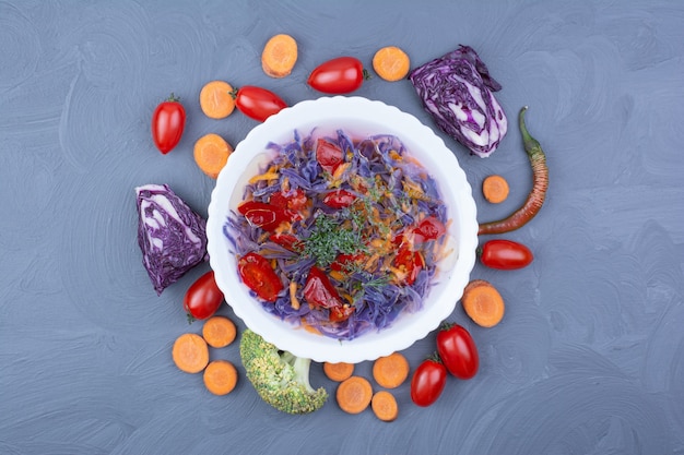 Foto gratuita insalata e salsa di verdure con ingredienti intorno.