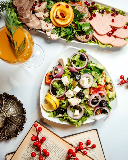 Insalata di verdure condita con cipolle e formaggio