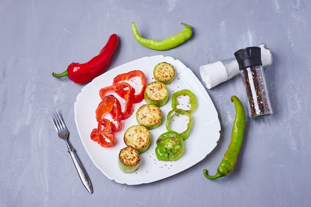 Free photo vegetable salad in a white plate on blue