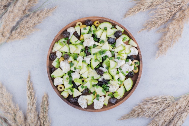 Овощной салат с маслинами и цветной капустой
