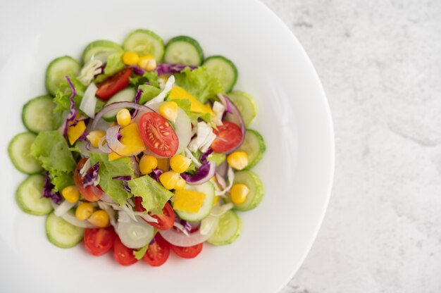 Insalata di verdure con uova sode in un piatto bianco.