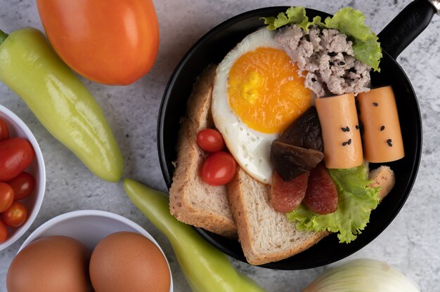 Овощной салат с хлебом и вареными яйцами на сковороде.