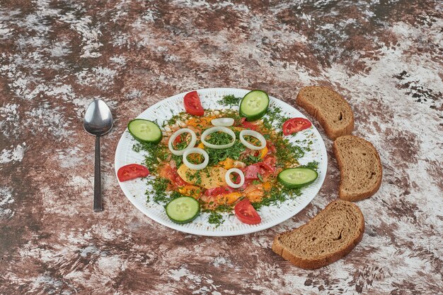 Vegetable salad with bread slices.