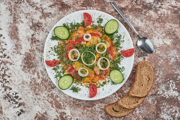 Free photo vegetable salad with bread slices.