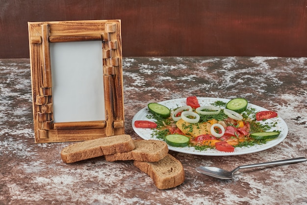 Vegetable salad with bread slices.