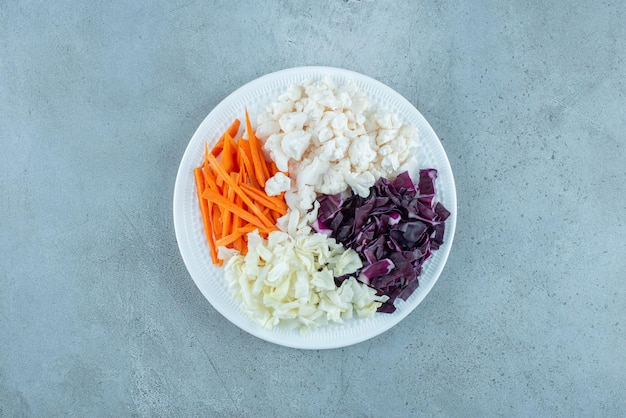 白と紫のキャベツのみじん切りとサイドフードの野菜サラダ。