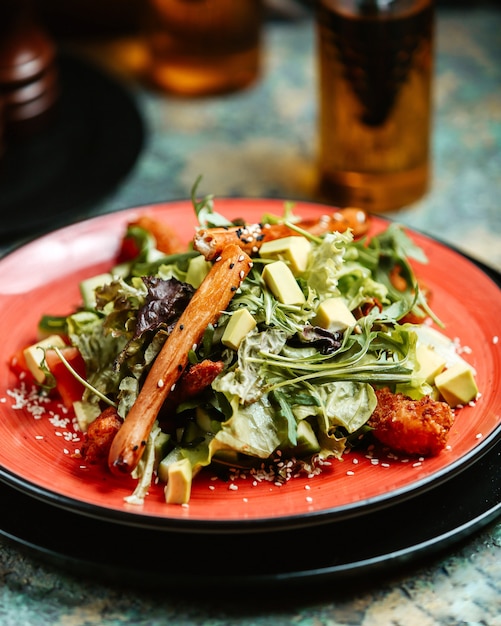 揚げ船野菜のアボカドピーマンレタスとパン棒のプレート上の野菜サラダ