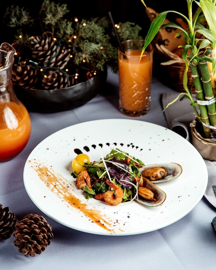 Free Photo vegetable salad with fried shrimps