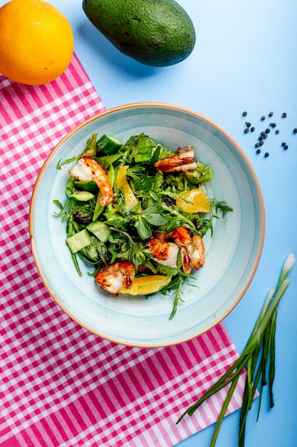 Vegetable salad with fried shrimps