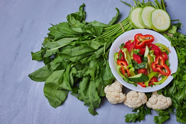 Овощной салат с зеленью на синем