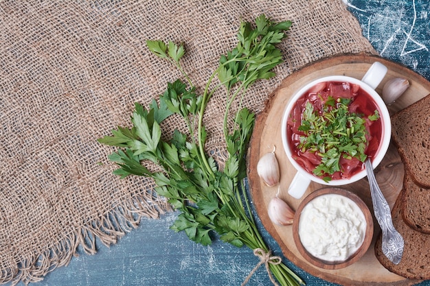 Vegetable salad with herbs and spices served with yogurt and dark bread.