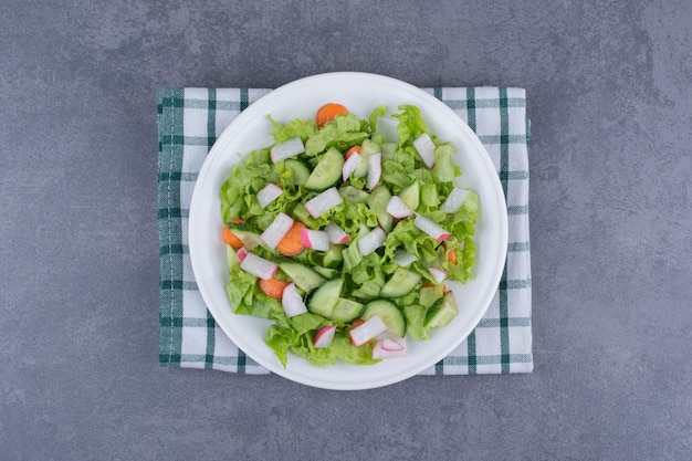 チェックのキッチンタオルに具材を混ぜた野菜サラダ