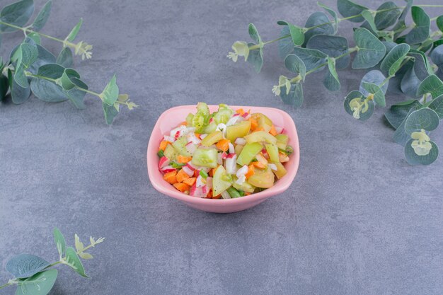 Insalata di verdure con cibi di stagione in un piatto di ceramica