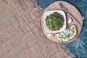 Foto gratuita insalata di verdure con una fetta di pane tostato.