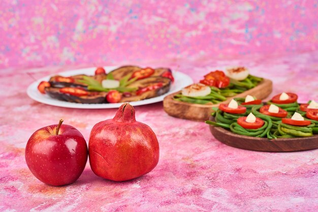 Free photo vegetable salad on a wooden platter.