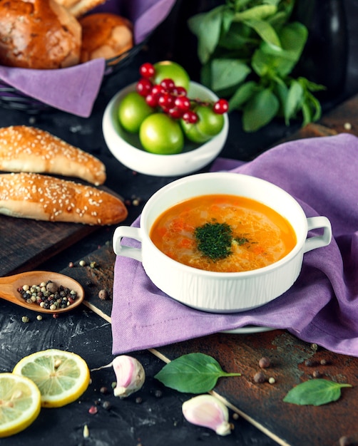 Foto gratuita zuppa di verdure con erbe tritate e prodotti da forno