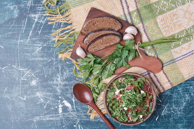 Zuppa di verdure con erbe e spezie servita con pane nero.