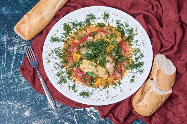 Vegetable stew with white bread.