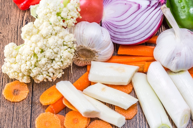 Free photo vegetable on wooden table