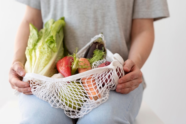 Disposizione delle verdure in un sacchetto di tessuto