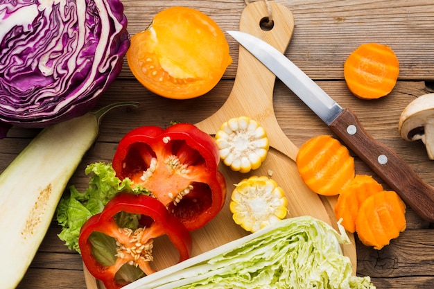 Free photo vegetables composition on wooden background