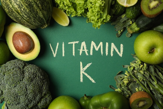 야채, 과일 및 녹색 배경에 텍스트 비타민 k