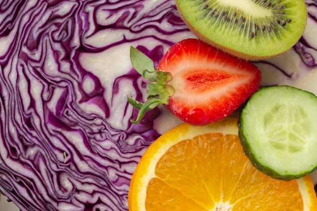 Foto gratuita vista dall'alto di assortimento di frutta e verdura