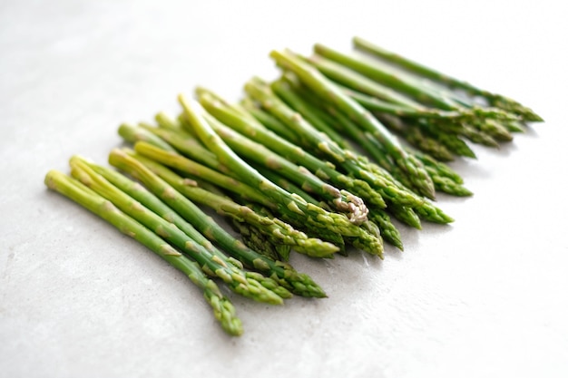 Verdure. asparagi verdi sul tavolo