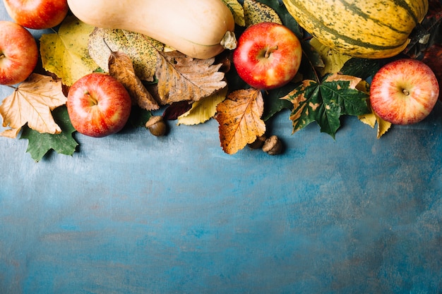 Free photo vegetables and leaves on blackboard