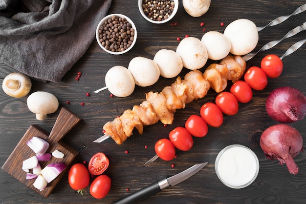 Foto gratuita verdure e spiedini di carne