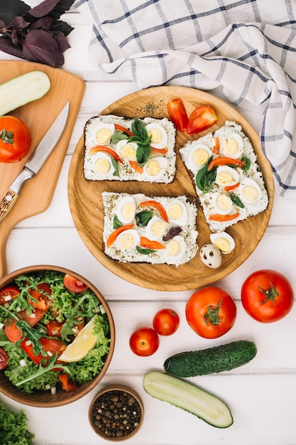 Vegetables, salad and tartines