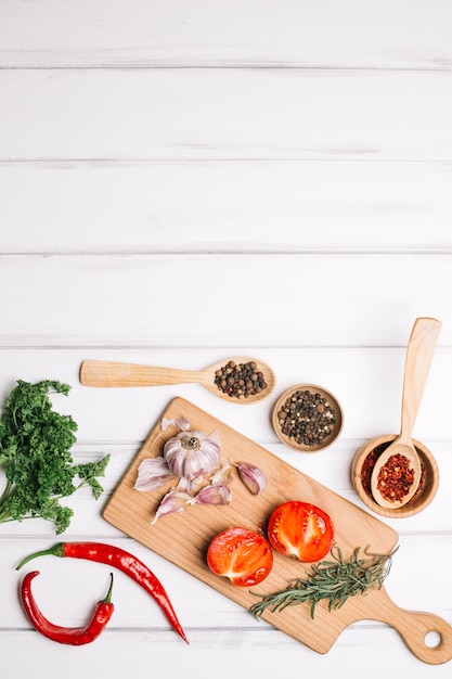 Free photo vegetables and spices on board