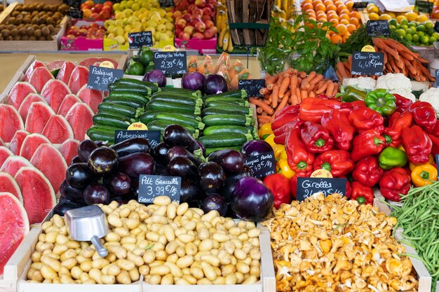 Овощной прилавок на рынке Санарысурмер