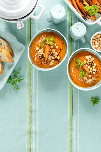 Foto gratuita zuppa vegetariana autunnale di zucca e carote con semi di crema e micro verdi di coriandolo comfort food autunno e inverno sano concetto di slow food