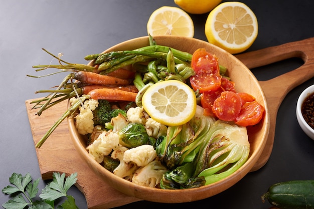 Free photo vegetarian buddha bowl with fresh vegetable salad and chickpea.