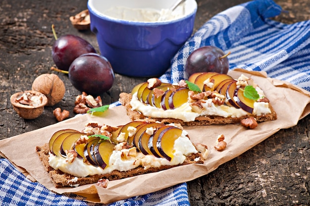 Foto gratuita panini dietetici vegetariani pane croccante con ricotta, prugne, noci e miele