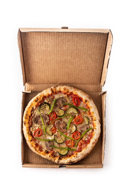 Вегетарианская пицца с цуккини, помидорами, перцем и грибами в упаковке на белом фоне