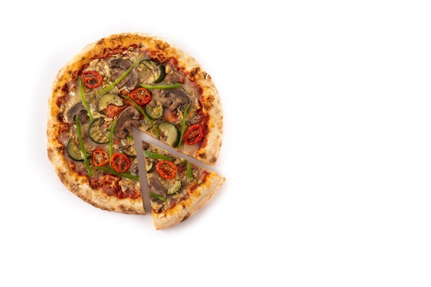 Foto gratuita pizza vegetariana con zucchine pomodoro peperoni e funghi