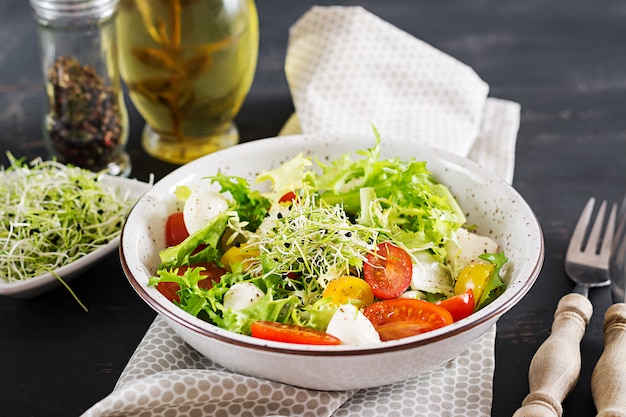 Free photo vegetarian salad with cherry tomato, mozzarella and lettuce.