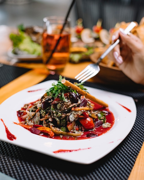 Foto gratuita vista laterale del sesamo del pomodoro del prezzemolo del peperone dolce dei fagioli della lattuga dell'insalata di vegeterian