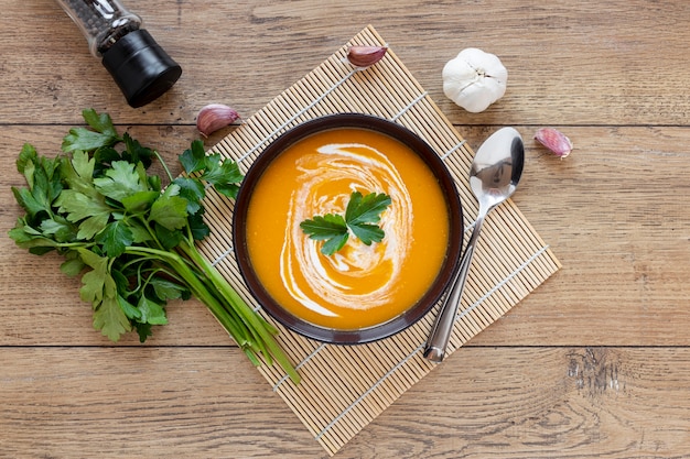 Бесплатное фото Суп из овощей и петрушки