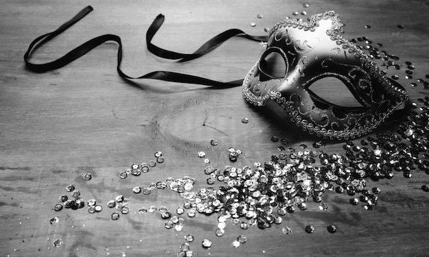 Maschera veneziana di carnevale con paillettes sullo scrittorio di legno