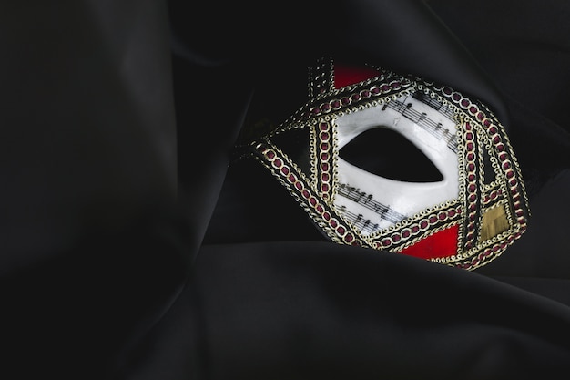 Foto gratuita maschera veneziana per gli occhi su un tessuto nero