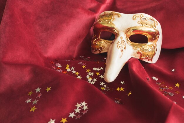 maschera veneziana con un lungo naso e coriandoli stelle