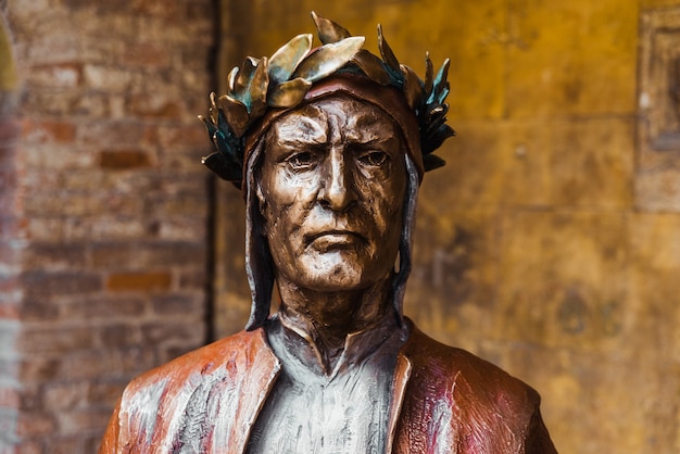 이탈리아 베로나 - 2021년 9월 22일: 신곡의 작가인 단테 알리기에리의 동상.