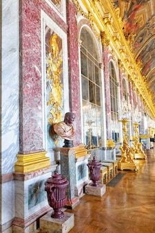Версаль, франция - 21 сентября внутренний замок, зеркальный бальный зал версаль, франция 21 сентября 2013 года. версальский дворец был самым красивым королевским дворцом во франции и словах.