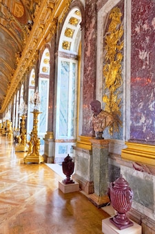 Версаль, франция - 21 сентября внутренний замок, зеркальный бальный зал версаль, франция 21 сентября 2013 года. версальский дворец был самым красивым королевским дворцом во франции и словах.